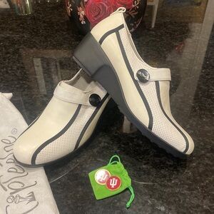 TipTeeToe White and Black Slip-On Golf Shoes with magnetic strap NWT